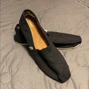 Black TOMS
